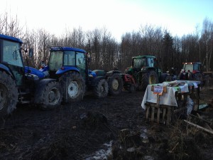 5 tractors out of 40 that are chained together around La Chataigne